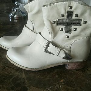MIA Engineer boots, ankle cowboy boots. NWT